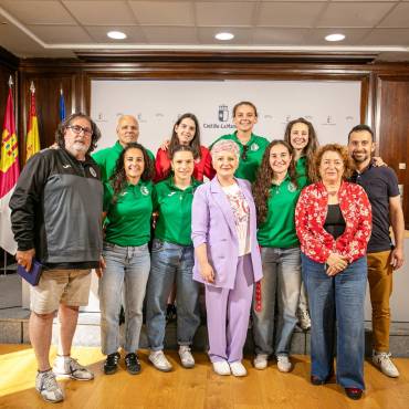 La representación dinamista en suy visita a la Delegación de la JCCM junto a la delegada Rosa María García y la delegada de Igualdad Laura Gil