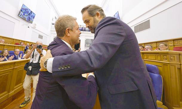 Nuevo Estatuto Autonomía CLM page - Núñez abrazo