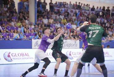 Un lance del emocionante encuentro disputado entre BM. GUadalajara y BM. Cuenca que se decantó del lado morado que salva el descenso directo Foto SANTI MOLINA DXTenGUADA