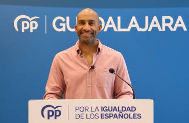 FOTO PP. Armengol Engonga en la rueda de prensa de esta manana. 040625