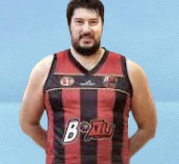 El jugador de Bazu Adrián se retira del baloncesto
