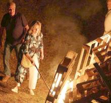 La alcaldesa Ana Guarinos encendiendo la hoguera el año pasado 1