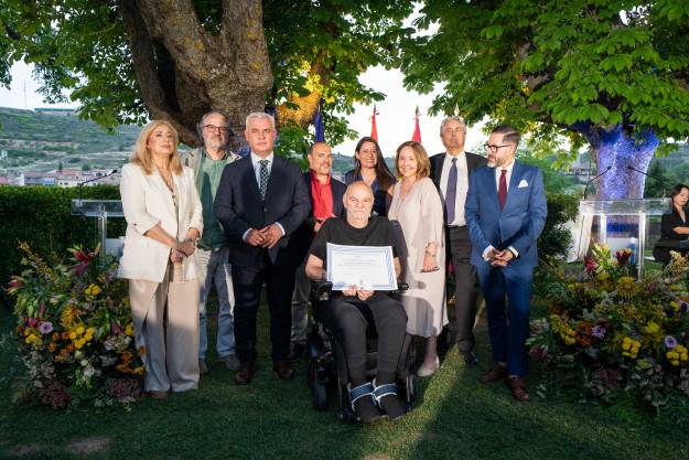 Premiado con representantes instituciones convocantes del  premio