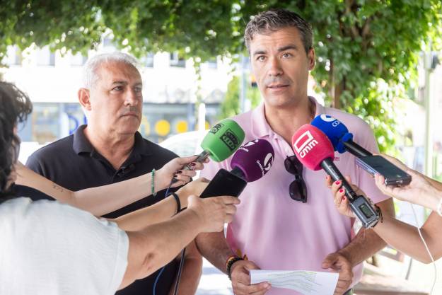 Los concejales David Garcia y Chema Anton presentando la campana excrementos caninos