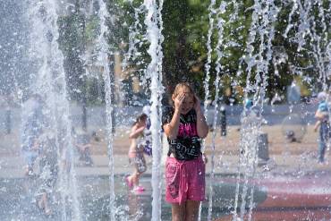 agua calor nino jugar