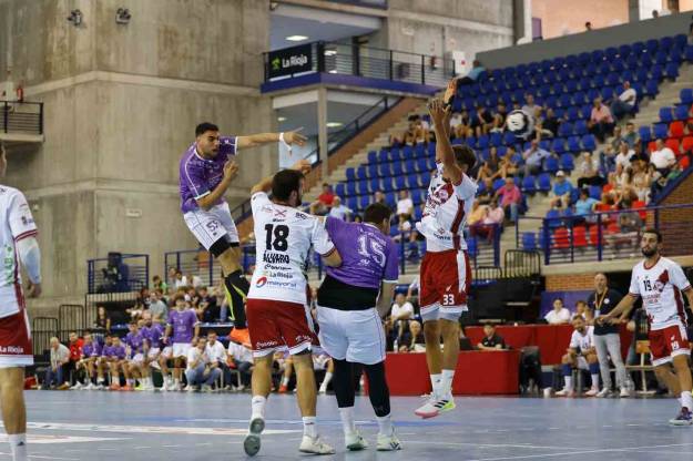 Elkhouga lanza sobre el portal riojano. Foto: Javier Álava. Elkhouga lanza sobre el portal riojano Foto Javier Álava