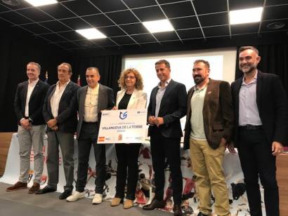 El comité y las instituciones, con la alcaldesa de Villanueva. Foto: GUdiario. IMG 1326 1