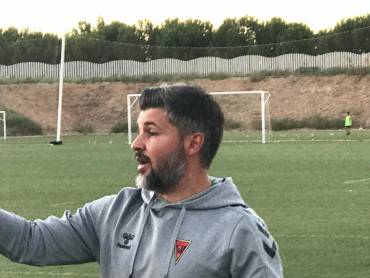 Juani entrenador del Azuqueca que ha conseguido un empate en un parido durísimo en La Solana Juani entrenador del Azuqueca que ha conseguido un empate en un parido durísimo en La Solana