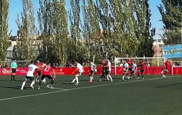 Un lance del partido Azuqueca-Toledo que concluyó con empate sin goles Foto María Cobo 1
