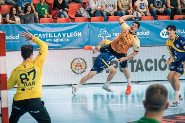 Santi Simón lanza sobre el marco de At. Valladolid. Foto: Alejandro Nieto). Valladolid - BM Guadalajara Foto Alejandro Nieto 3