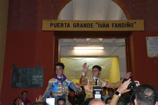 Víctor Hernández repitió la puerta grande del jueves, esta vez acompañado de Aarón Palacios. Foto:Pepe Riofrío corridasabado