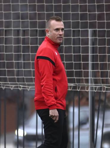 Alberto Mendoza entrenador del C.D. Guadalajara Fem. veía como el Alcázar se llevaba un punto en las postrimerías del encuentro 1