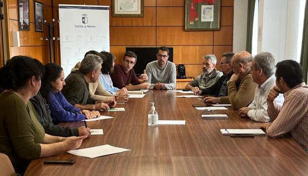 Agricultores en su reunión con Santos López/ UPA Guadalajara Agricultures con Santos López 3