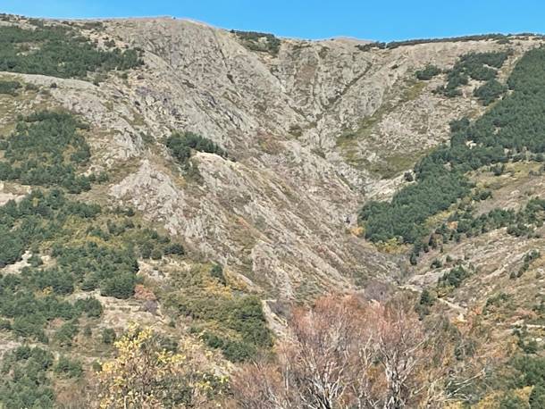 El pico de la Buitrera, uno de los dos miles que tiene la provincia, se asoma a las laderas de Tejera Negra. Buitrera-Pico