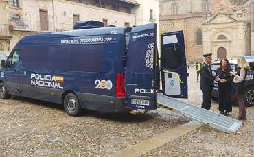 Furgoneta de la Policía Nacional con la oficina móvil de expedición de documentos. DNI oficina móvil