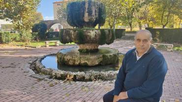 El alcalde Pedro Lozano en la plaza mayor de Villel de Mesa. Villel de Mesa Inundaciónes un año después Alcalde Pedro Lozano