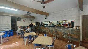 El bar ha sido renovado, aunque mantiene humedades y asuntos que restaurar, pero ha vuelto a acoger a los vecinos del pueblo como centro de reunión. Foto: Guadalajaradiario.es Villel de Mesa Inundaciónes un año después BAR