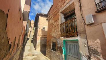 La parte baja de Villel de Mesa se convierte en cuestas hasta las faldas del castillo. Foto: Guadalajaradiario.es Villel de Mesa Inundaciónes un año después Calles de la parte baja