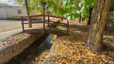 Este es un canal recreativo de desviación del cauce principal muy próximo a la plaza. Foto: Guadalajaradiario.es Villel de Mesa Inundaciónes un año después Desviación del cauce principal