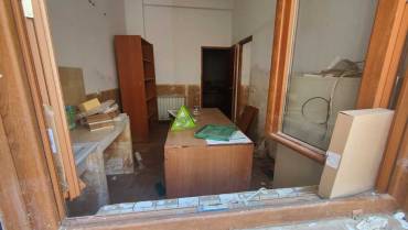 Los enseres se acumulan en la antigua farmacia a la espera de un nuevo boticario. Foto: Guadalajaradiario.es Villel de Mesa Inundaciónes un año después Farmacia