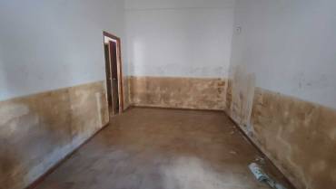 La línea que alcanzó el agua todavía es visible, en este caso la farmacia abandonada. Foto: Guadalajaradiario.es Villel de Mesa Inundaciónes un año después Farmacia linea del agua