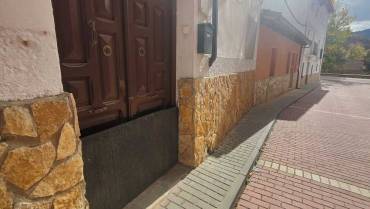 Los parapetos son habituales en las casas de la parte baja de Villel de Mesa. Foto: Guadalajaradiario.es Villel de Mesa Inundaciónes un año después Parapetos para el agua
