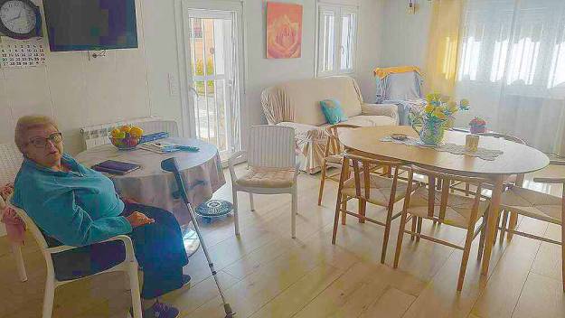 Fina, con una minusvalía, puede habitar de nuevo la planta baja de su vivienda donde el agua llegó casi hasta el techo. Foto: Guadalajaradiario.es Villel de Mesa Inundaciónes un año después Salón de Fina