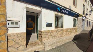 El 'imprescindible' cajero automático ha vuelto a funcionar. Foto: Guadalajaradiario.es Villel de Mesa Inundaciónes un año después cajero automático de La Caixa