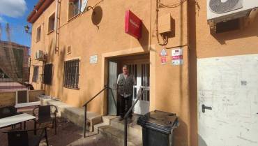 Ángel en la puerta de su bar. Foto: Guadalajaradiario.es Villel de Mesa Inundaciónes un año después Ángel en la puerta de su bar