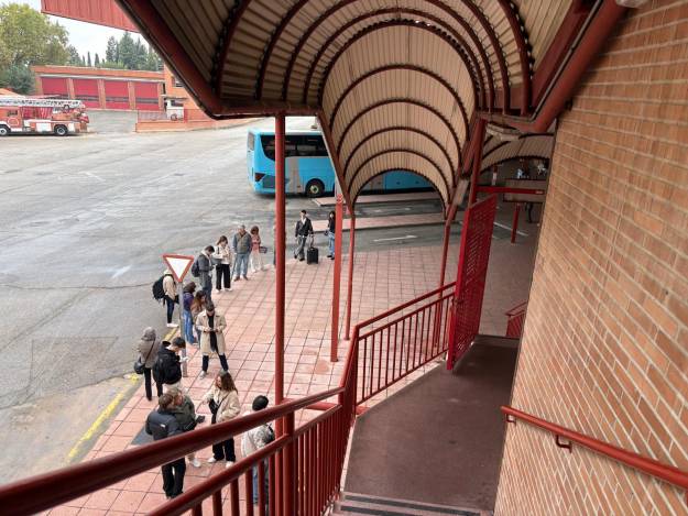 Las colas, aunque más moderadas, seguían a las 10 de la mañana en la estación de autobuses/ Gu Diario cola alsa estacion autobuses