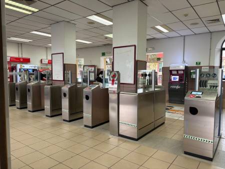 Hoy no había control de billetes y los tornos de entrada y salida permanecían abiertos/ Gu Diario tornos estacion renfe cercanias