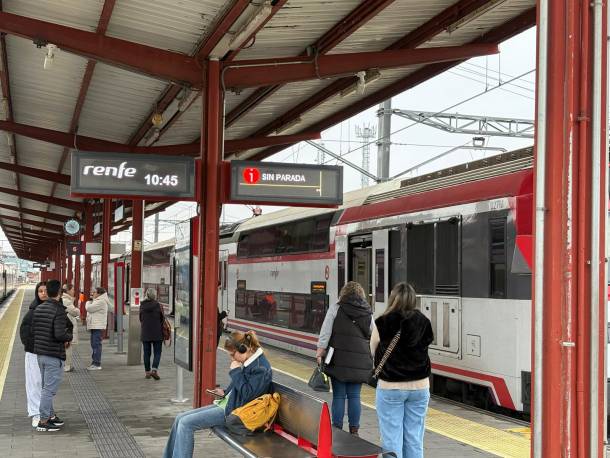 Imagen de la estación de tren esta mañana en Guadalajara donde esperaban unas 40 personas/ Gu Diario viajeros tren cercanias 20251029