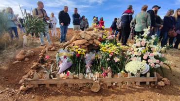 Centenares de personas han pasado por el lugar de los hechos para depositar flores en un pequeño altar. Foto: Guadalajaradiario/RFB. Homenaje a Míriam Vallejo Villanueva de la Torre María Vallejo altar flores 5
