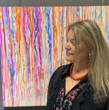 La autora Marílo delante de una de sus obras