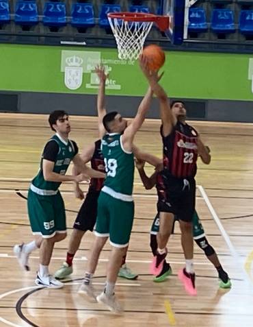 Luis J. de la Cruz encesta para Bazu en la victoria rojinegra en Boadilla Foto Luis Barra