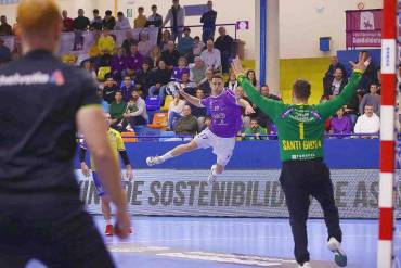 Martín Ganuza lanza a puerta en la derota de BM. Guadalajara ante Caserío Ciudad Real. Foto Santi Molina