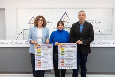 La diputada de cultura, Sabrina Escribano, escoltada por los alcaldes de Pioz y Villanueva de la Torre Presentacion GuadaEscena 2025