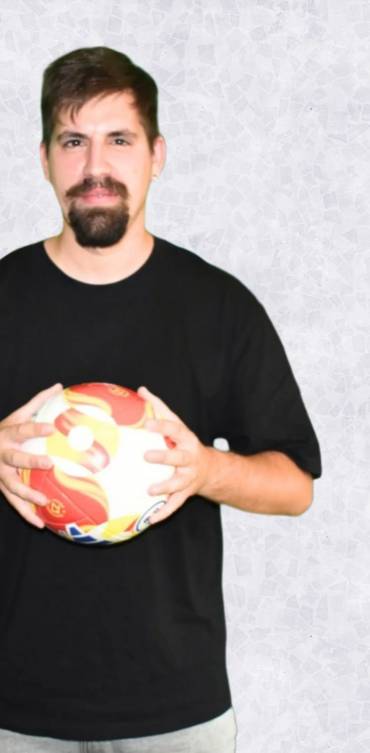 Alejandro Benito Serru entrenador del Dinamo masculino que consiguió una victoria contundente