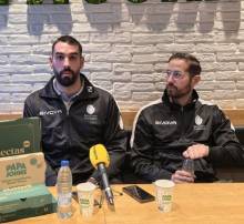 El pivote granadino Diego Vera junto al entrenador, Juan Carlos Requena. BM Guadalajara - Ademar León 1 2