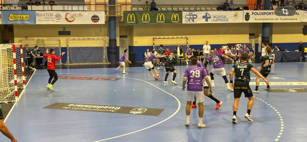 Sanicentro BM. Guadalajara remonta hasta el empate ante Ademar y deja espacio para la esperanza Foto Pilar Borobia