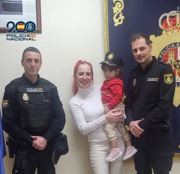 nina salvada calle policia