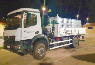 Camión agua embotellada cisterna