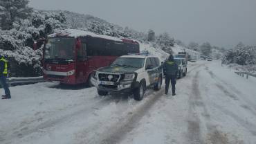 La Guardia Civil en el momento de rescatar a los niños de la ruta de Alcocer/ Guardia Civil rescate ninos autobus alcocer Guardia Civil