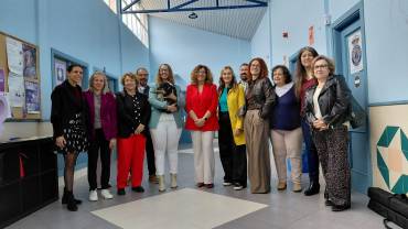 La consejera, junto a la alcaldesa, en la visita al nuevo centro/ Ayto Villanueva VISITA NUEVAS INSTALACIONES CM VILLANUEVA DE LA TORRE 2