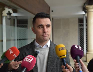 20260210 Juan Flores durante su atencion a medios