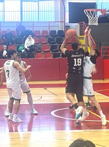 Bazu consiguió la victoria 80-69 después de remontar un resultado adverso Foto Luis Barra