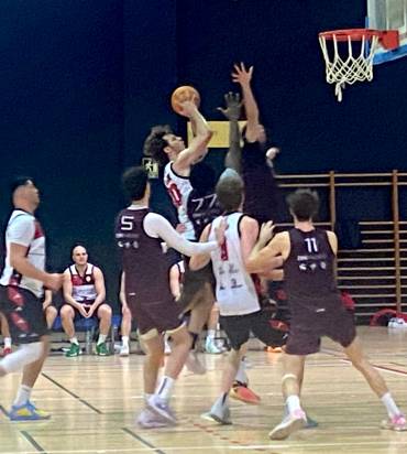 Derrota de Recucym Bazu ante un Zentro Basket superior Foto Luis Barra