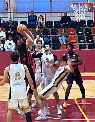 La defensa en zona de EB. Felipe Antón se le atragantó a Bazu Azudense