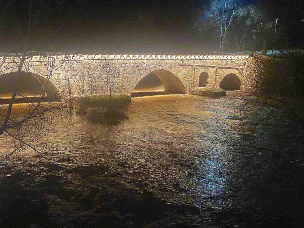 Río Henares Puente árabe inundación 5-FEB-23 horas foto Luis Barra