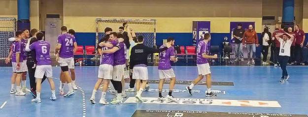 Alegría morada tras la importante victoria ante At. Valladolid Foto Jopa RECORTADA